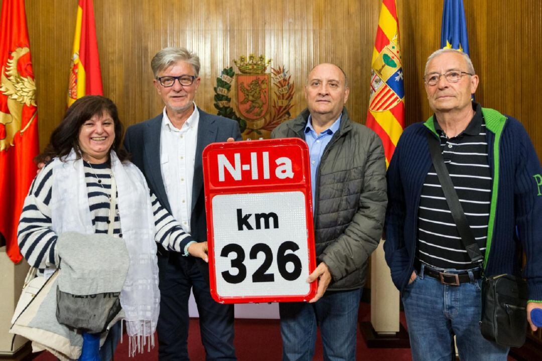 El alcalde de Zaragoza, Pedro Santisteve, con representantes vecinales