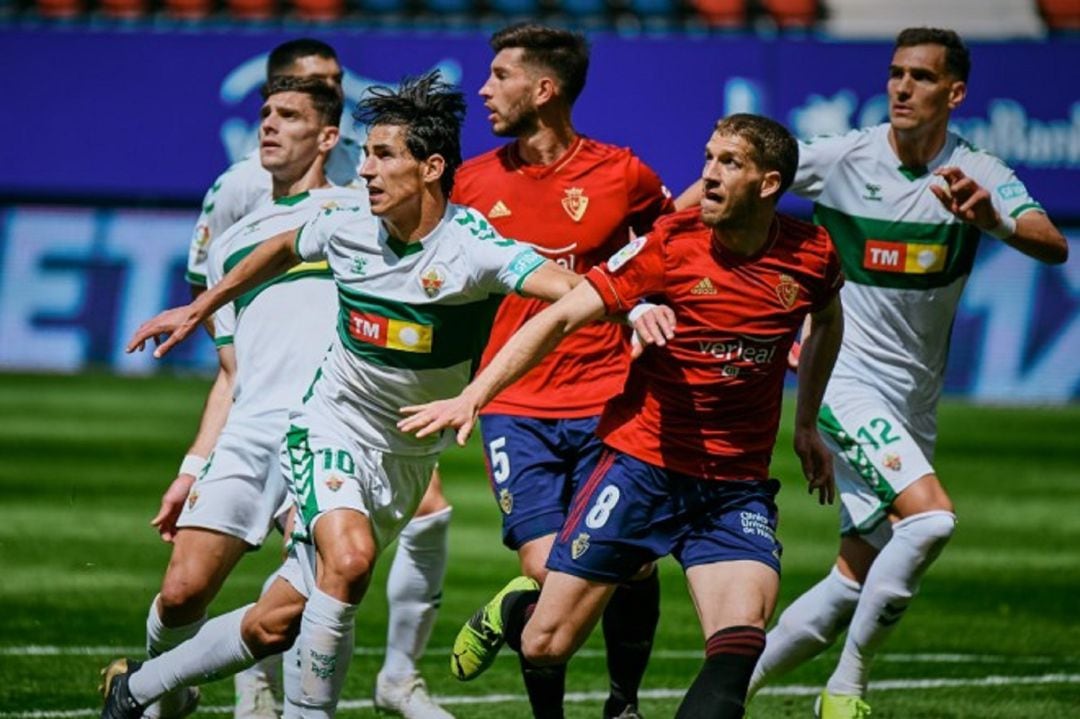 Un momento del Osasuna-Elche disputado en El Sadar