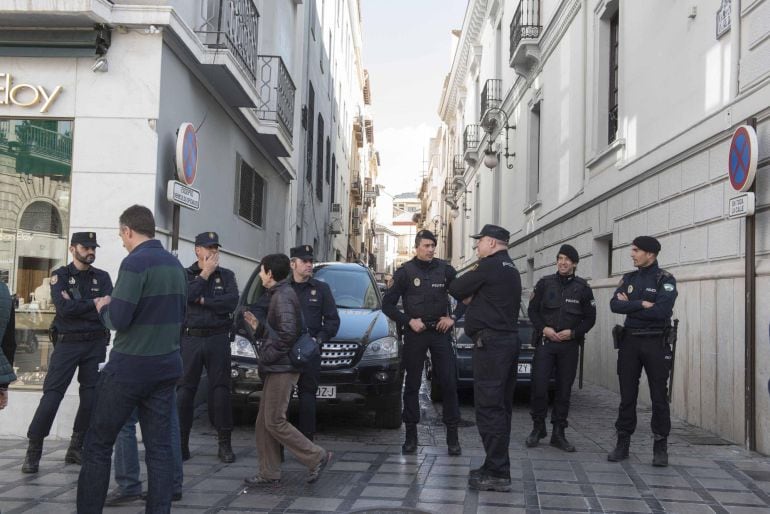 Agentes de la Policía Nacional acordonan el Ayuntamiento de Granada mientras que la Unidad contra la Delincuencia Económica y Fiscal de la Policía (UDEF) registra el despacho del alcalde