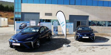 Dos unidades del Toyota Mirai-1 que han repostado hidrógeno en Puertollano