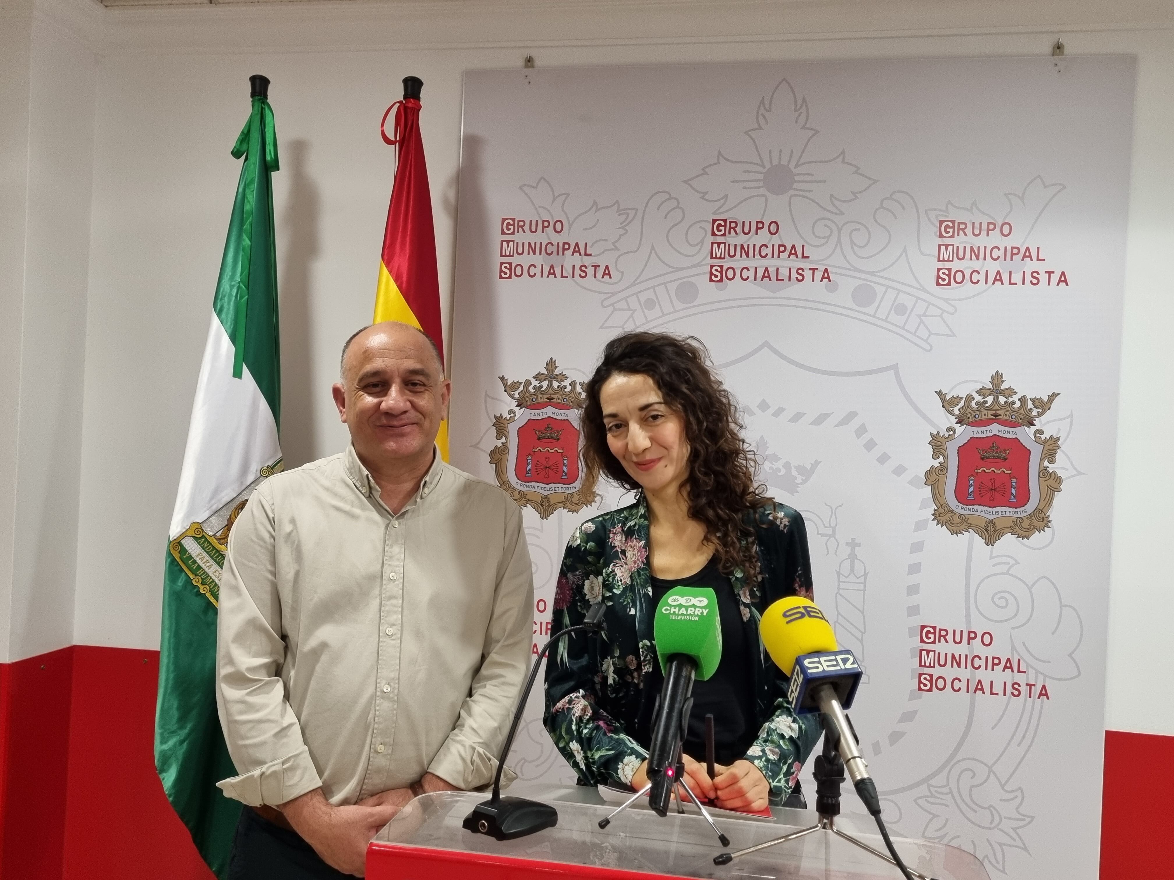 Francisco Cañestro y Fátima Fernández este jueves en la Casa del Pueblo de Ronda