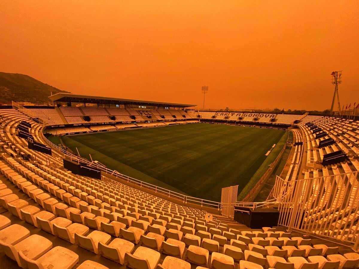 El estadio Cartagonova durtante la jornada del lunes con los episodios de polvo sahariano
