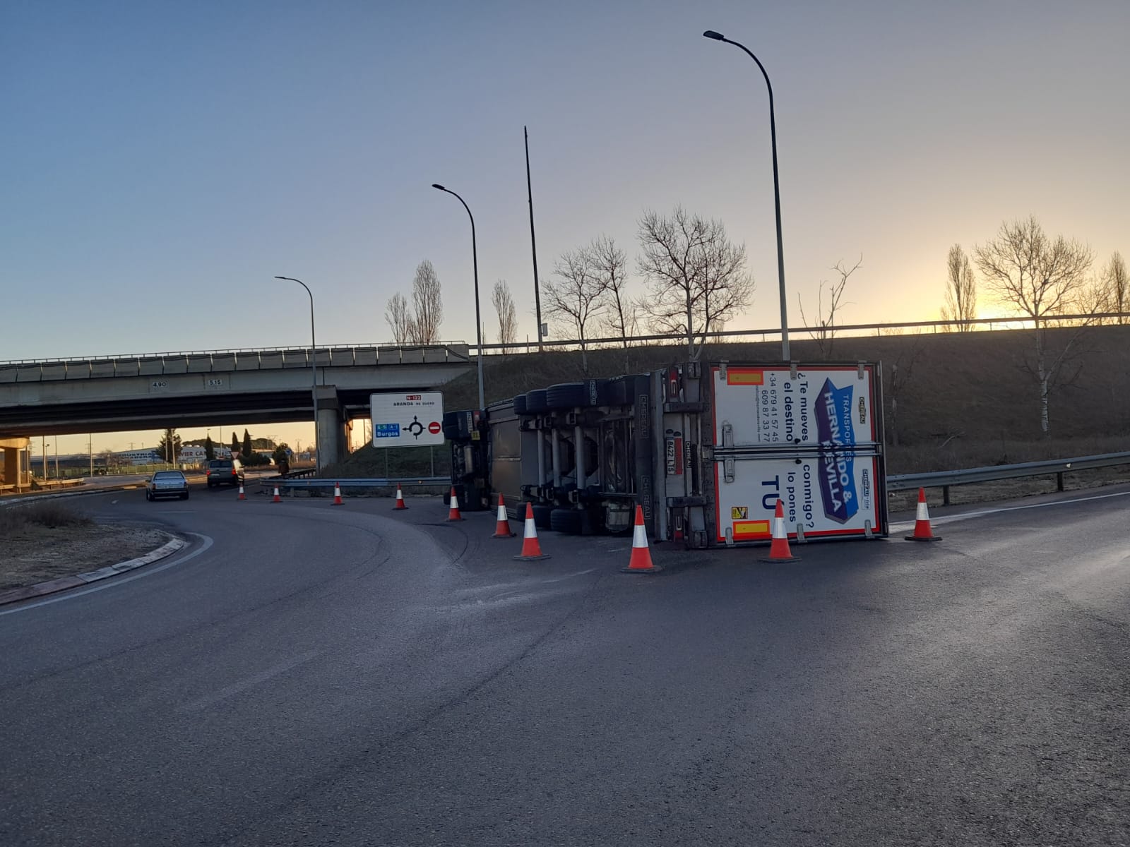 Camión volcado en la rotonda del cruce entre la  A-1 y la N-122 en Aranda