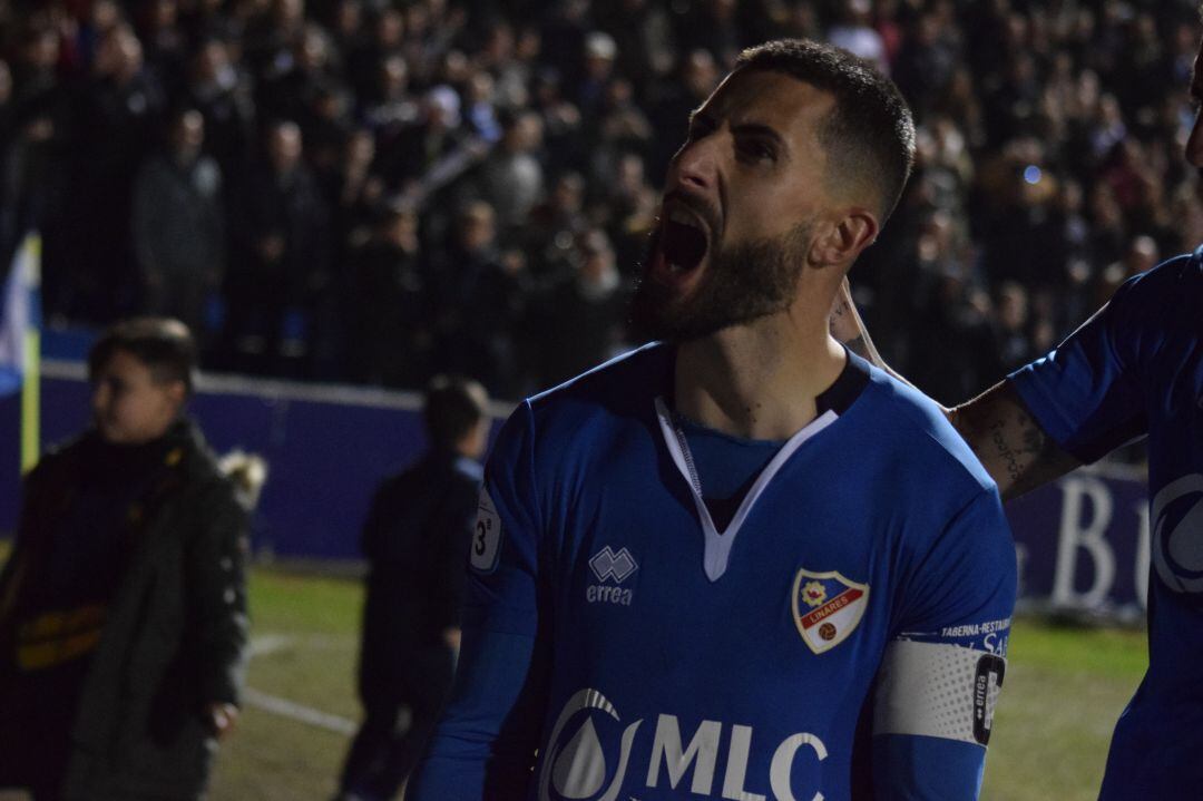 Rosales celebra el gol conseguido de penalti ante el Real Jaén