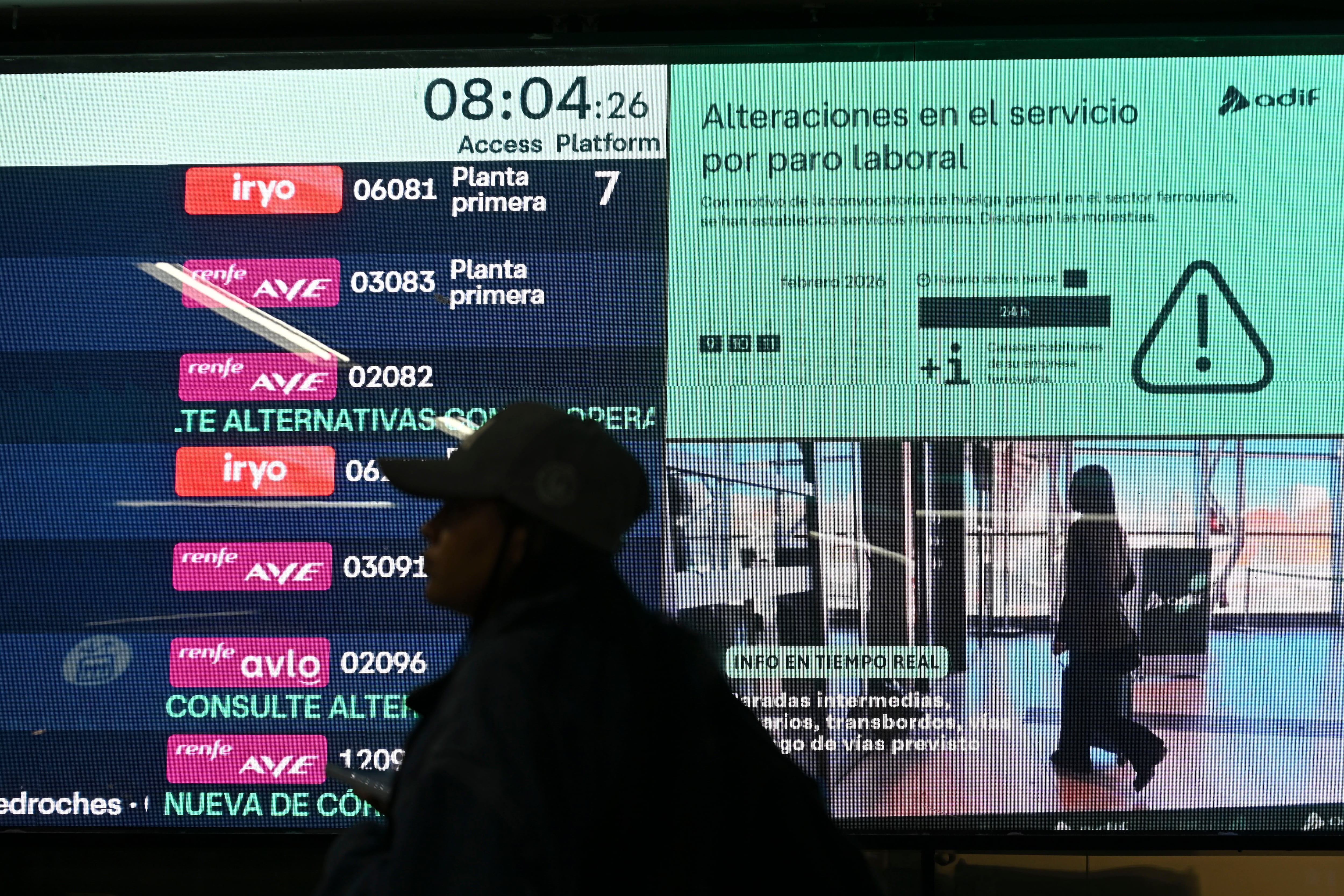 Un panel muestra los horarios de los trenes de alta velocidad en la estación de atocha de Madrid.