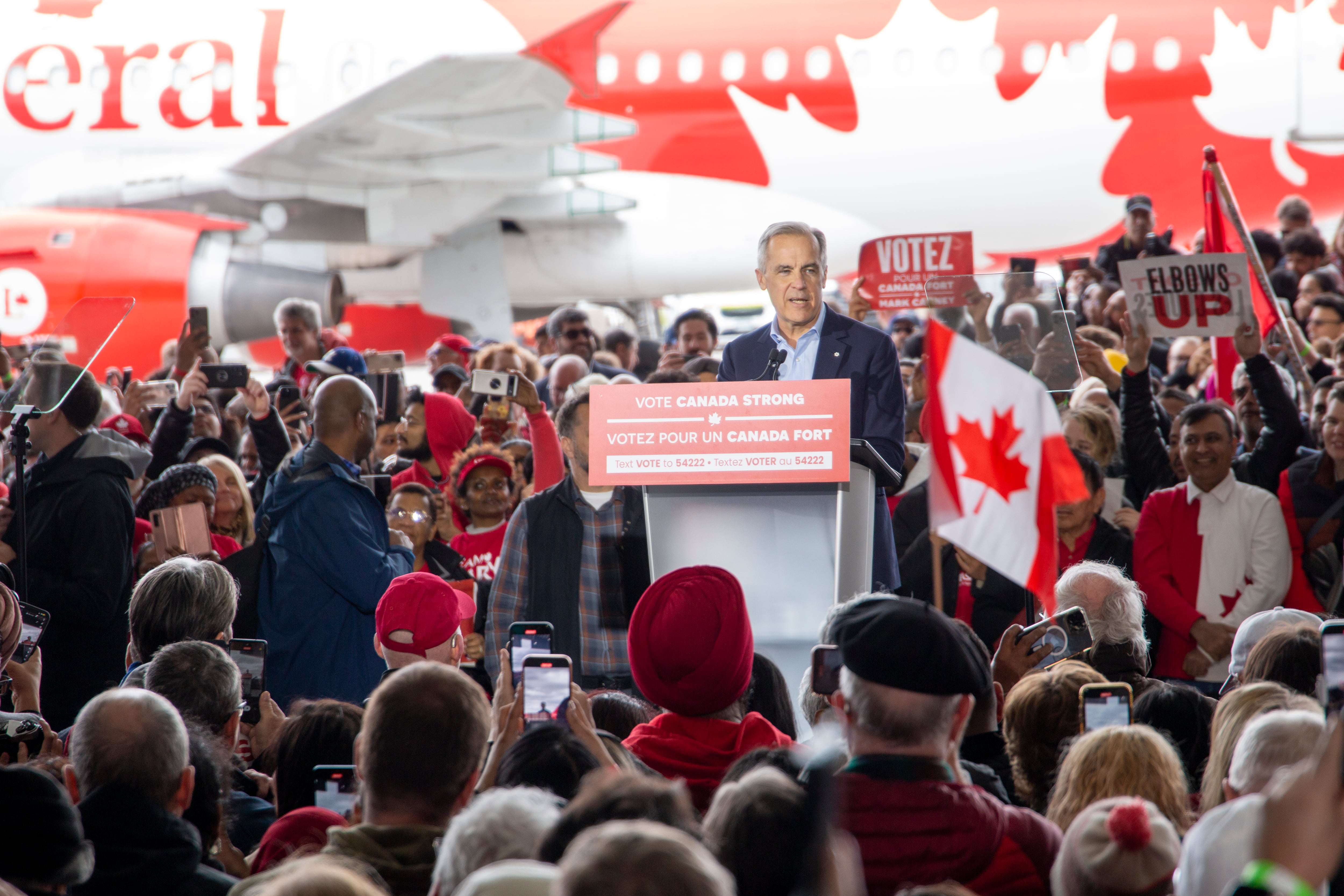 El líder del Partido Liberal de Canadá Mark Carney, habla durante un mitin este sábado en Mississauga (Canadá). EFE/ Julio César Rivas