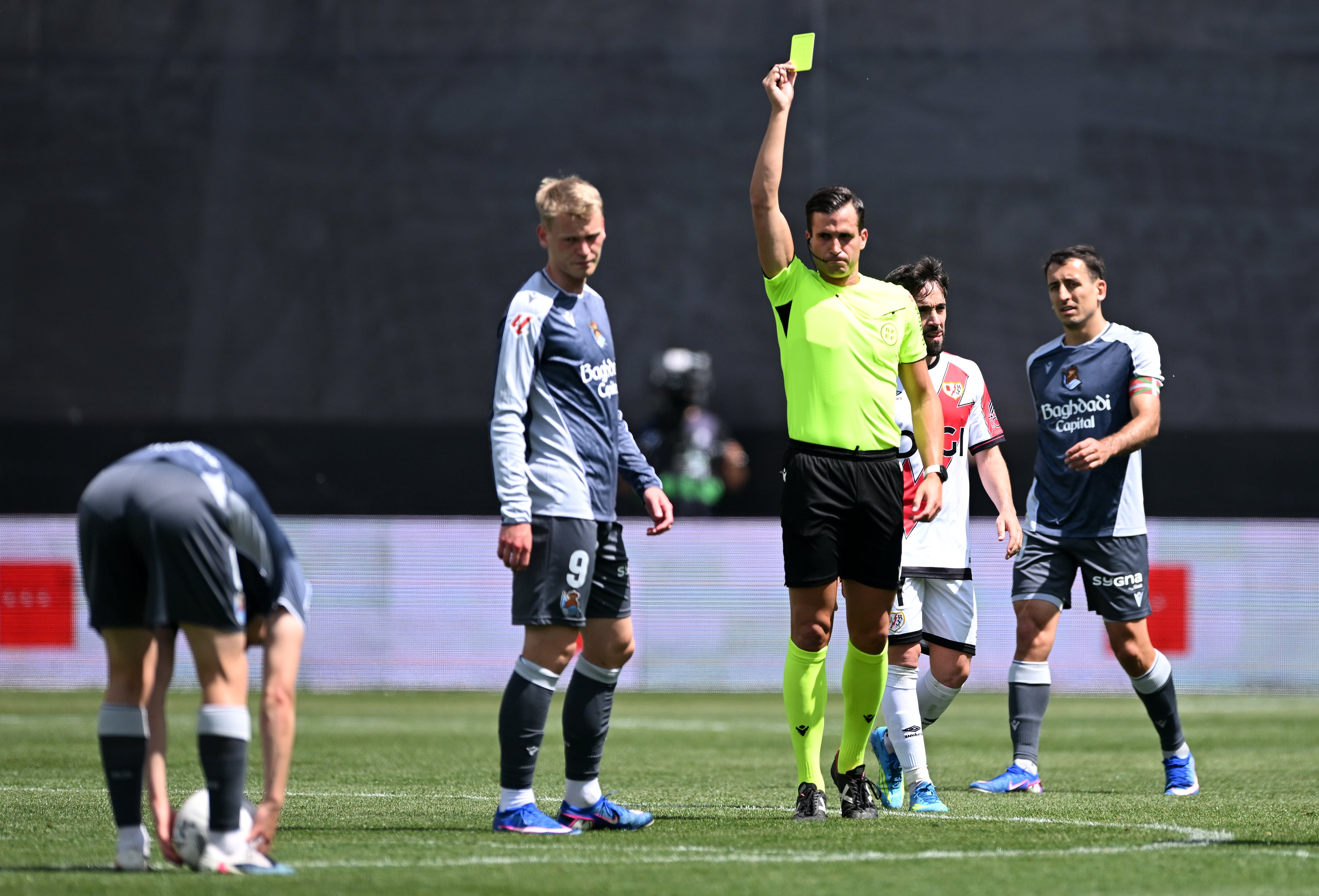 Jos Luis Guzmán Mansilla saca una amarilla a Orri Óskarsson