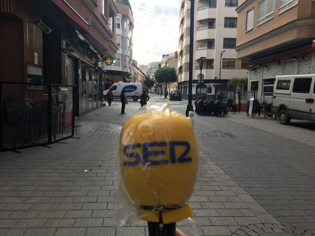 Bares y restaurantes de la calle Tejares se preparan para la reapertura. 