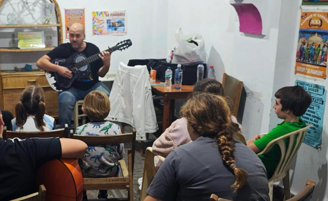 Ensayo de la chirigota infantil 'El tío de la tiza se actualiza'