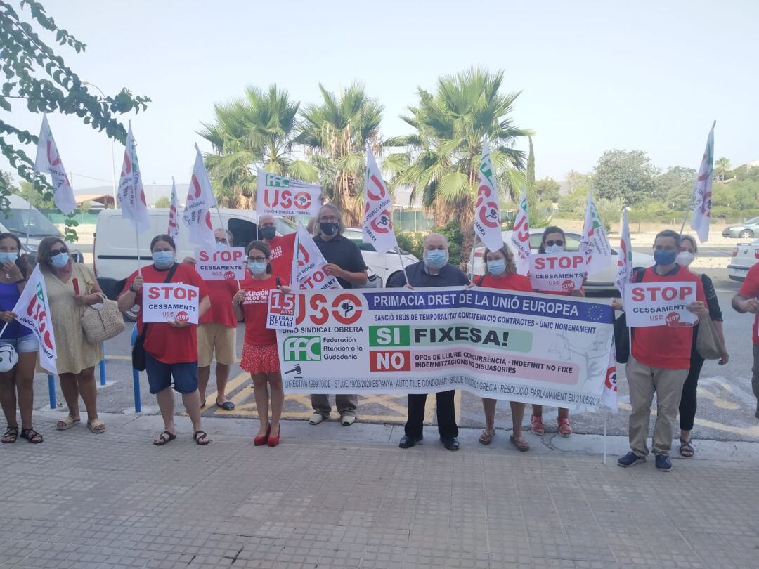 Manifestantes de USO contra el cese de interinos.