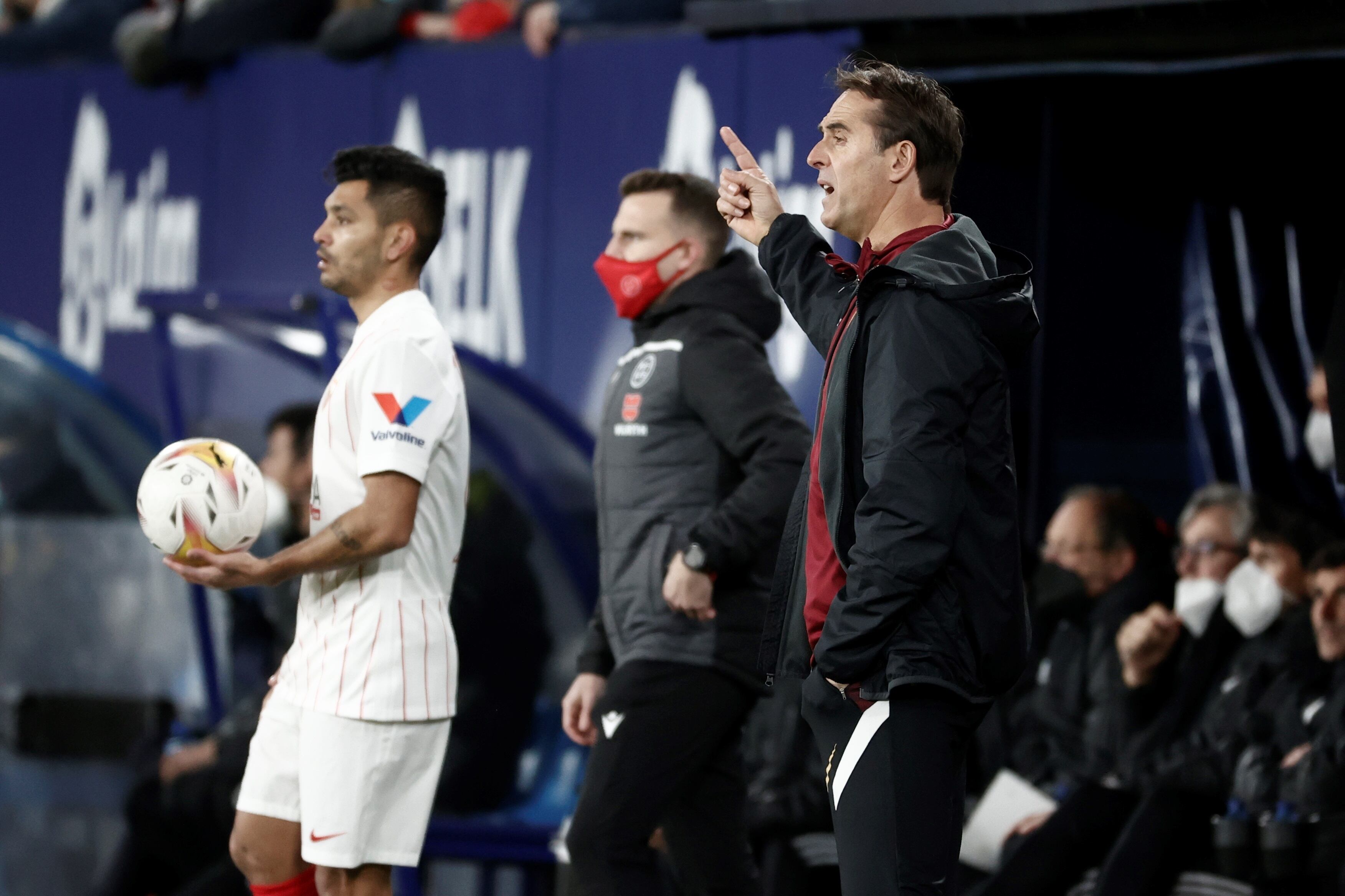 PAMPLONA, 05/02/2022.- El entrenador del Sevilla Julen Lopetegui, da instrucciones a sus jugadores durante el partido de Liga en Primera División que disputan este sábado en el estadio de El Sadar, en Pamplona. EFE/Jesús Diges
