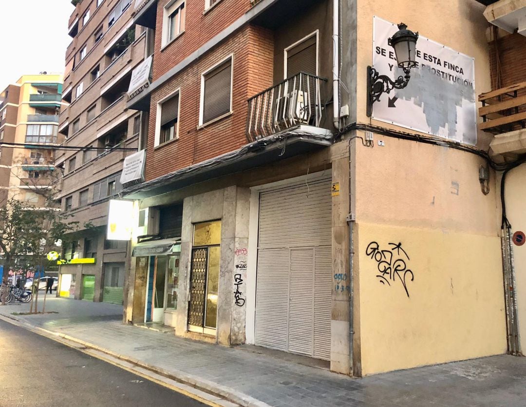 El prostíbulo ilegal de la calle San Pedro Pascual ya está cerrado y la puerta del local se ha pintado de blanco.