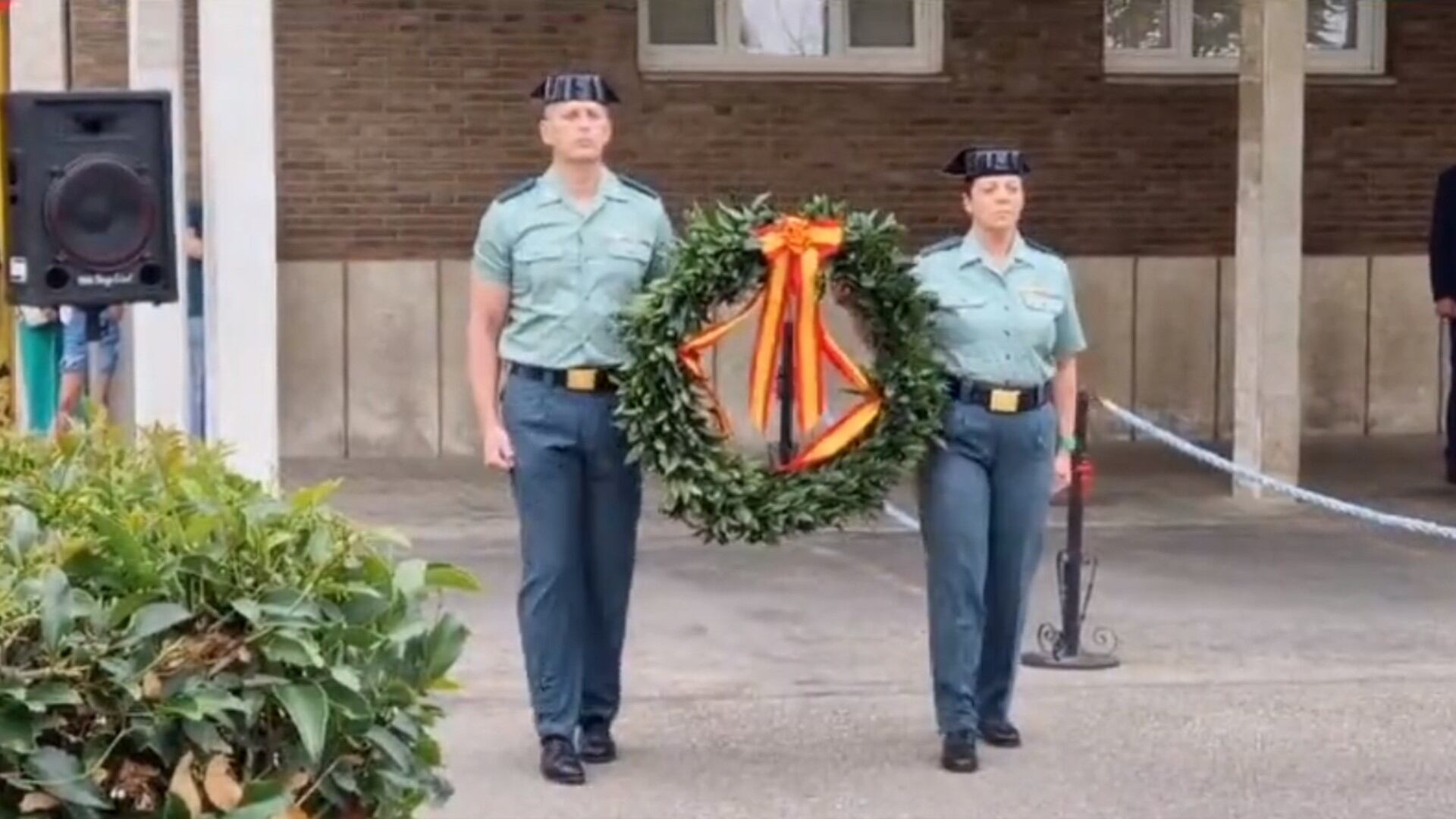 Dos agentes durante el homenaje