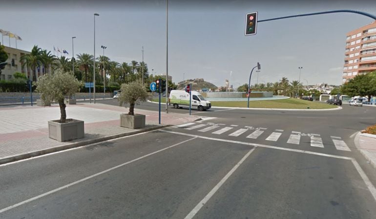 La fuente en la rotonda de Vistahermosa, emblema de las obras de la avenida Denia, inauguradas en 2010 por Camps, por las que ahora la Generalitat deberá indemnizar a la UTE contratista.