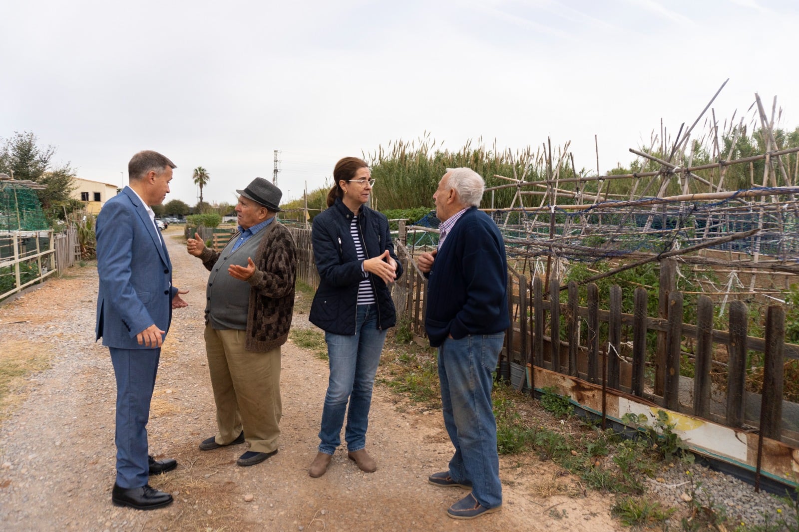 Jorge Monferrer Daudí, alcalde de Burriana y Beatriz Conejero, líder de la concejalía de Familía, junto con los vecinos de la localidad