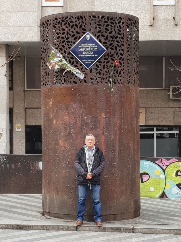 Manuel Ruiz junto a la placa que homenajea a su hermano en la Plaza Santa María de Soledad Torres Acosta de Madrid