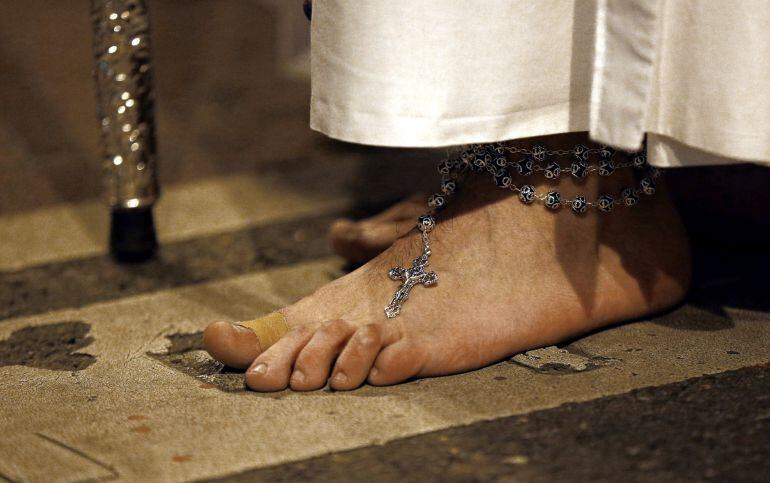 El pie de un penitente de la Hermandad del Nuestro Padre Jesús de la Salud, conocido como el Cristo de los Gitanos, que ha procesionado hoy, Miércoles Santo, por el centro de Madrid
