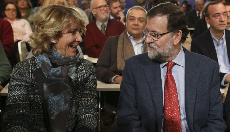 GRA116 MADRID, 17/1/2015.- El presidente del Gobierno, Mariano Rajoy y la presidenta del PP de Madrid, Esperanza Aguirre,iz, conversan durante la clausura de las jornadas organizadas por el Partido Popular y celebradas en Casa de América sobre &quot;Libertad y