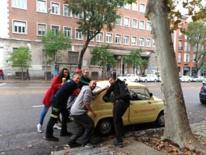 Luis el ciclista, Álex el oyente ganador, Carlos el bombero, nuestra compañera Elena Jiménez, nuestro conductor Jorge Todolí y el cómico racionalista Manuel Burque empujando el Seiscientos.