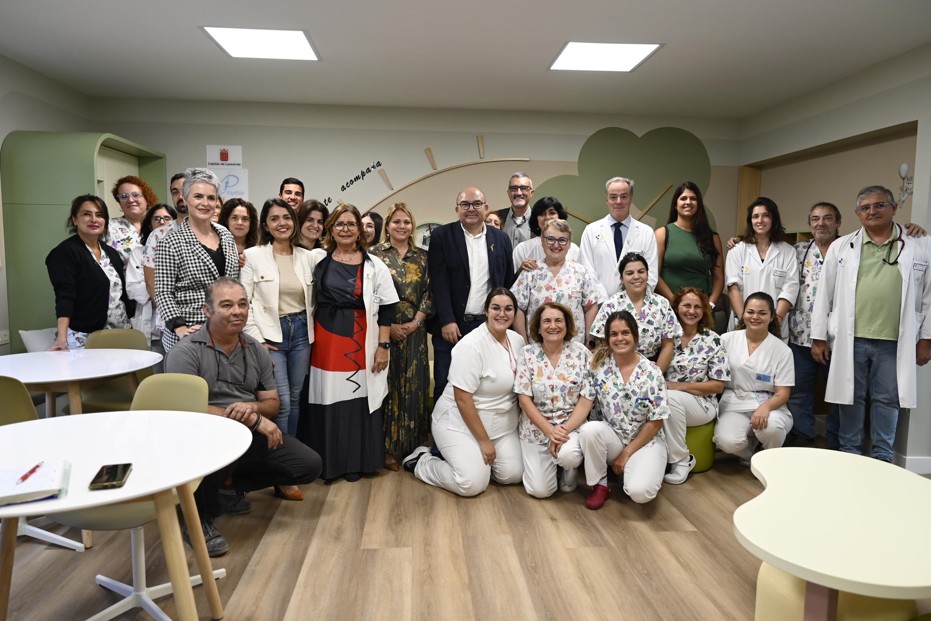 Asistentes a la inauguración de la Sala de Pediatría para el descanso de las familias del hospital Molina Orosa.