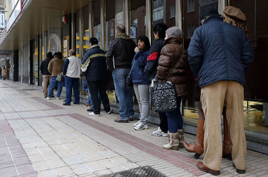 Ciudadanos guardan cola en una oficina de empleo