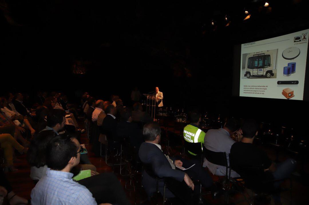 Los asistentes a la jornada escuchando las explicaciones sobre el proyecto Smart Cities Timanfaya.