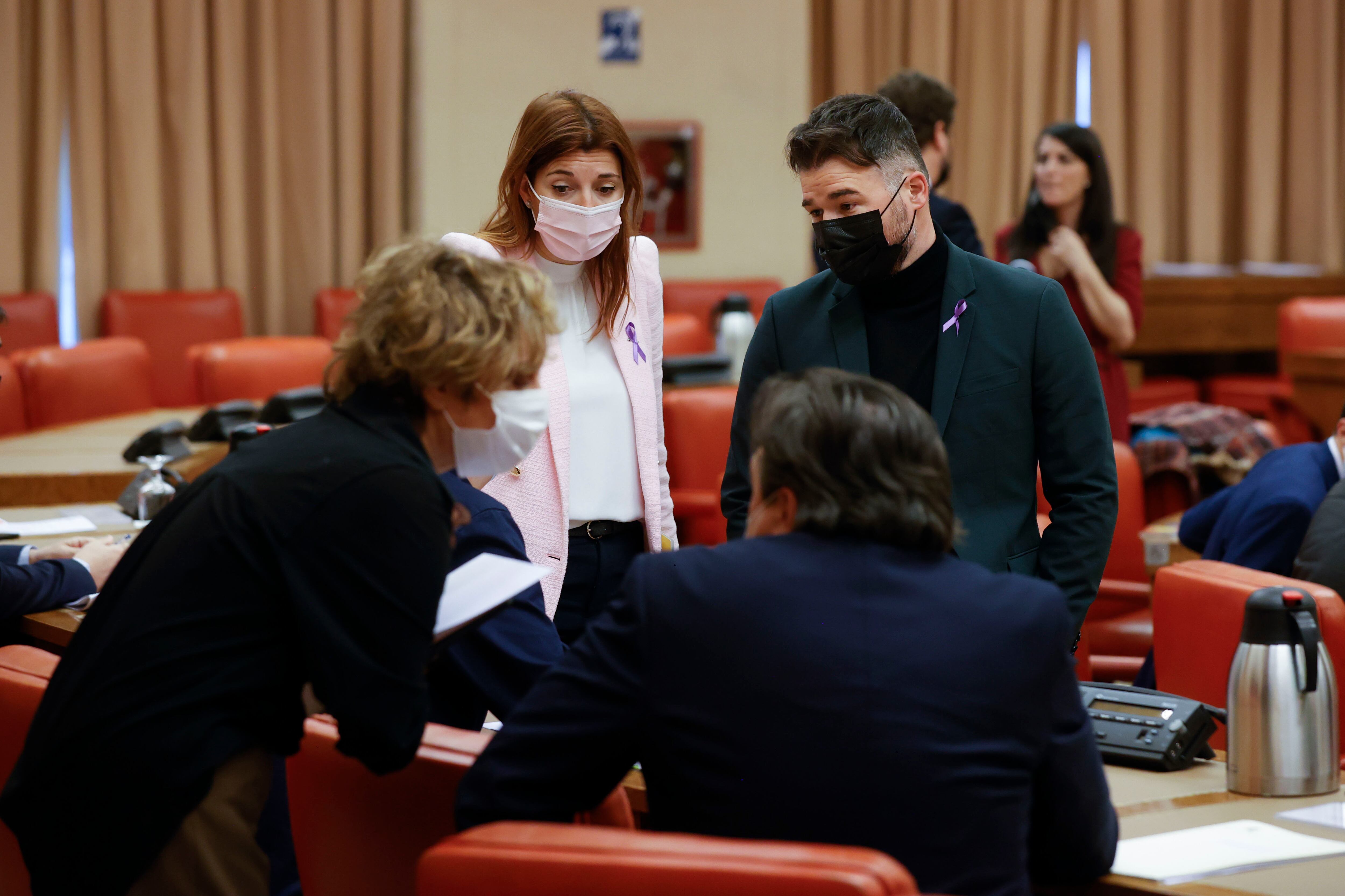 Los diputados de ERC Gabriel Rufián (d) y Carolina Telechea (c) conversan con otros representantes en la reunión de la Junta de Portavoces del Congreso.