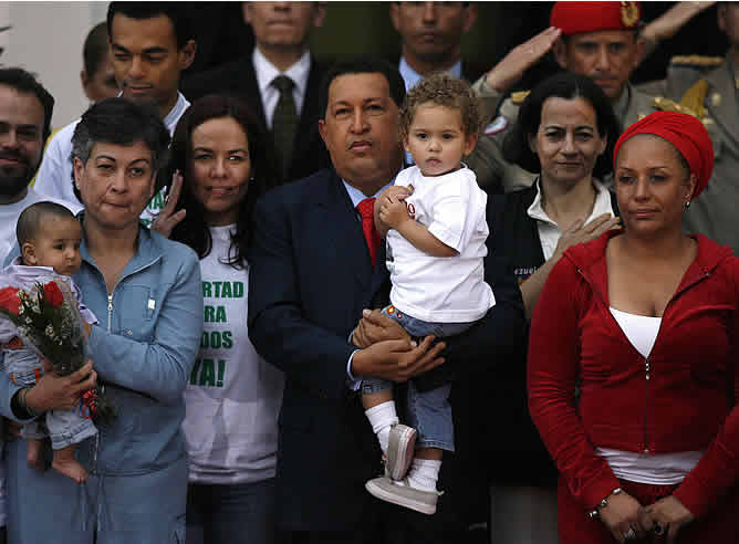 En la imagen, a la izquierda, Consuelo sostiene en brazos a un bebé y Clara, junto a Chávez.