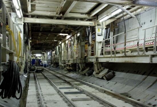 Imatge de les obres de la línia L9 del metro sota el Passeig de la Zona Franca.
