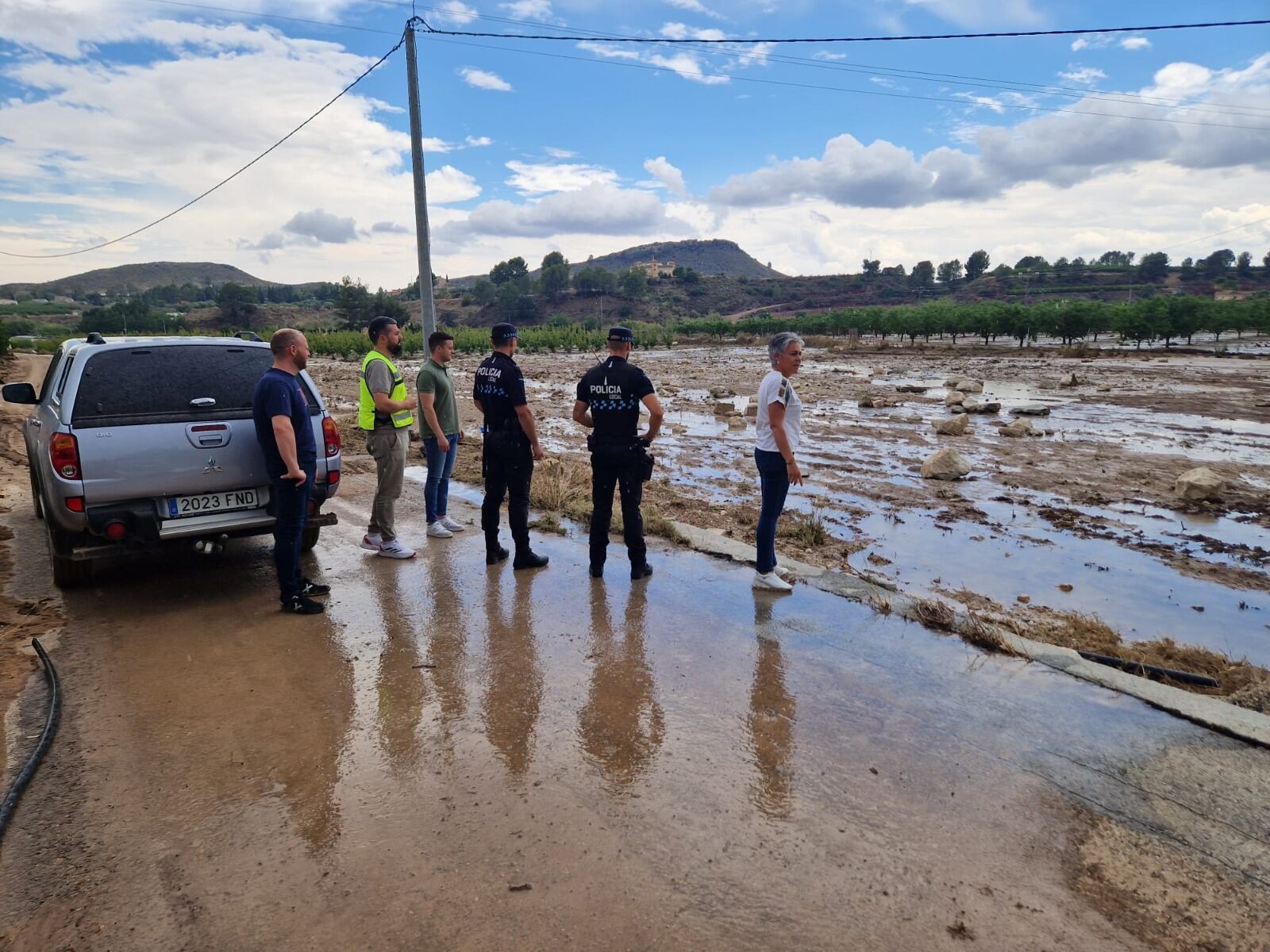 La alcaldesa de Calasparra visitando las zonas afectadas por la tormenta