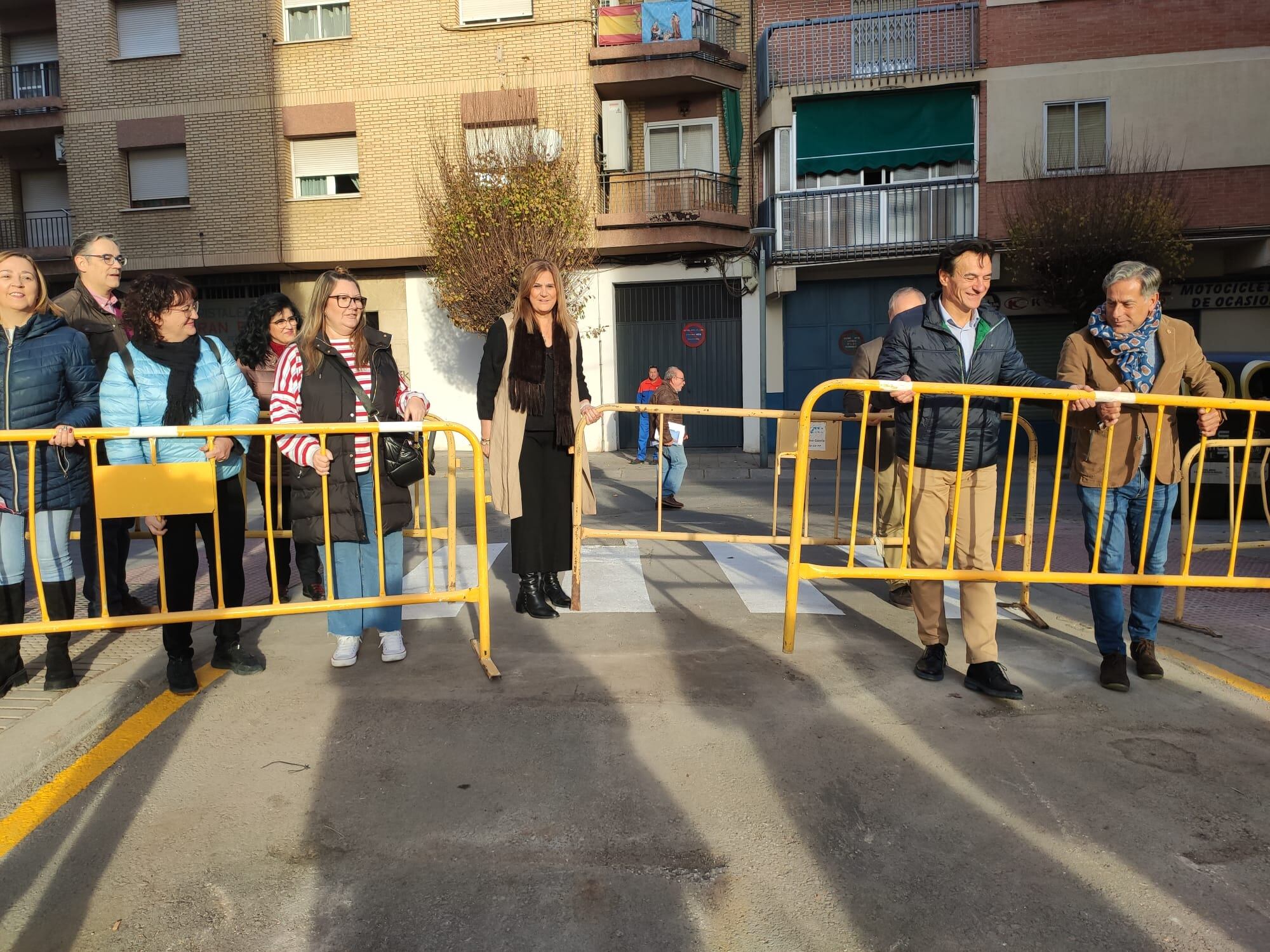 El alcalde de Jaén Agustín González (segundo por la derecha) en la apertura de una calle en Jaén