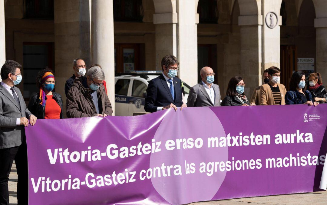 Concentración este lunes ante el Ayuntamiento de Vitoria para condenar y rechazar la última agresión machista ocurrida este pasado sábado en el barrio de Salburua . 