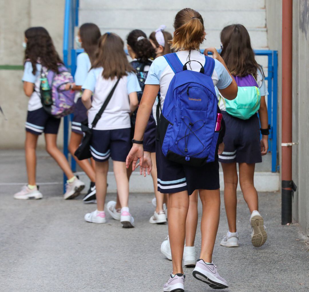 Archivo - Un grupo de niños entran en el colegio Maestro Padilla el día en el que se inicia el curso de Educación Primaria 2021-22, a 6 de septiembre de 2021, en Madrid, (España). El tercer curso escolar en un contexto de pandemia arranca esta semana en t