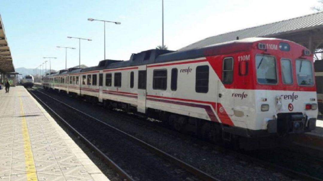 Tren de Cercanías en la estación Lorca Sutullena