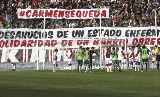 GRA.086 MADRID. 23/11/2014.-Los aficionados del Rayo Vallecano desplegaron hoy una pancarte en apoyo de Carmen Martínez Ayuso, a una mujer de 85 años, desahuciada este viernes de la casa del barrio madrileño de Vallecas donde ha vivido los últimos 50 años, durante el el partido de Liga de la duodécima jornada en Primera División que el Rayo Vallecano y el Celta de Vigo disputan hoy en el estadio de Vallecas. EFE/Sergio Barrenechea