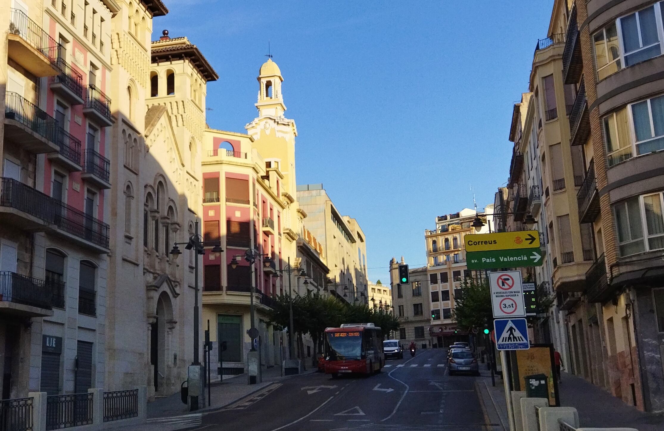 Una autobús de la línea urbana circulando por la calle Santo Tomás de Alcoy.