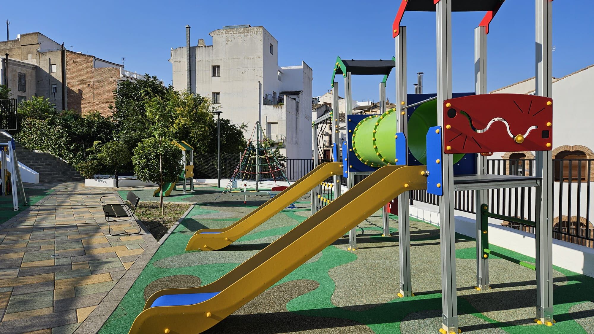 Otra vista general del parque infantil en el Huerto Palacio de Bedmar