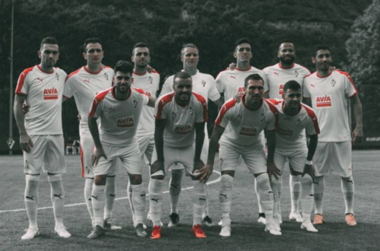 Calavera, el primero abajo por la derecha, posa con el equipo inicial antes de jugar contra el Tudelano