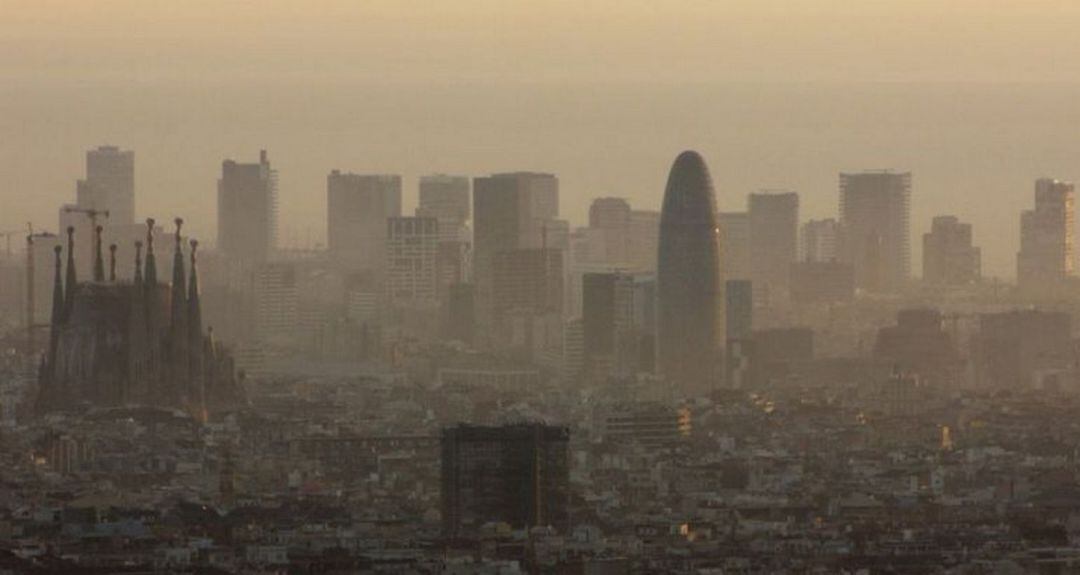 Panoràmica de Barcelona envoltada d&#039;un núvol de contaminació 