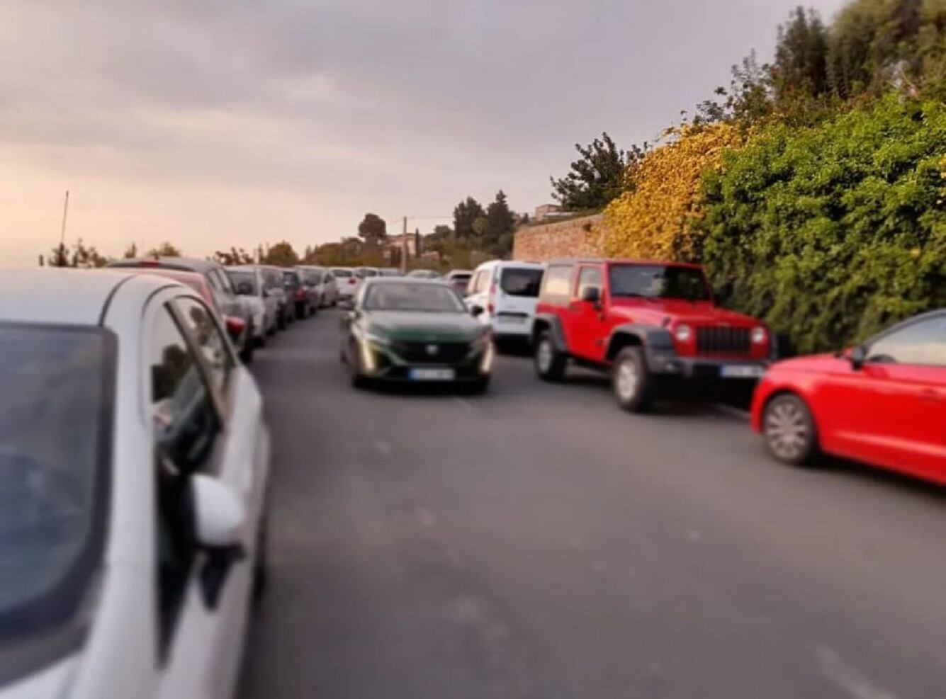 Imagen publicada por el Ayuntamiento de Deià con los coches mal aparcados durante la Fira del Vi