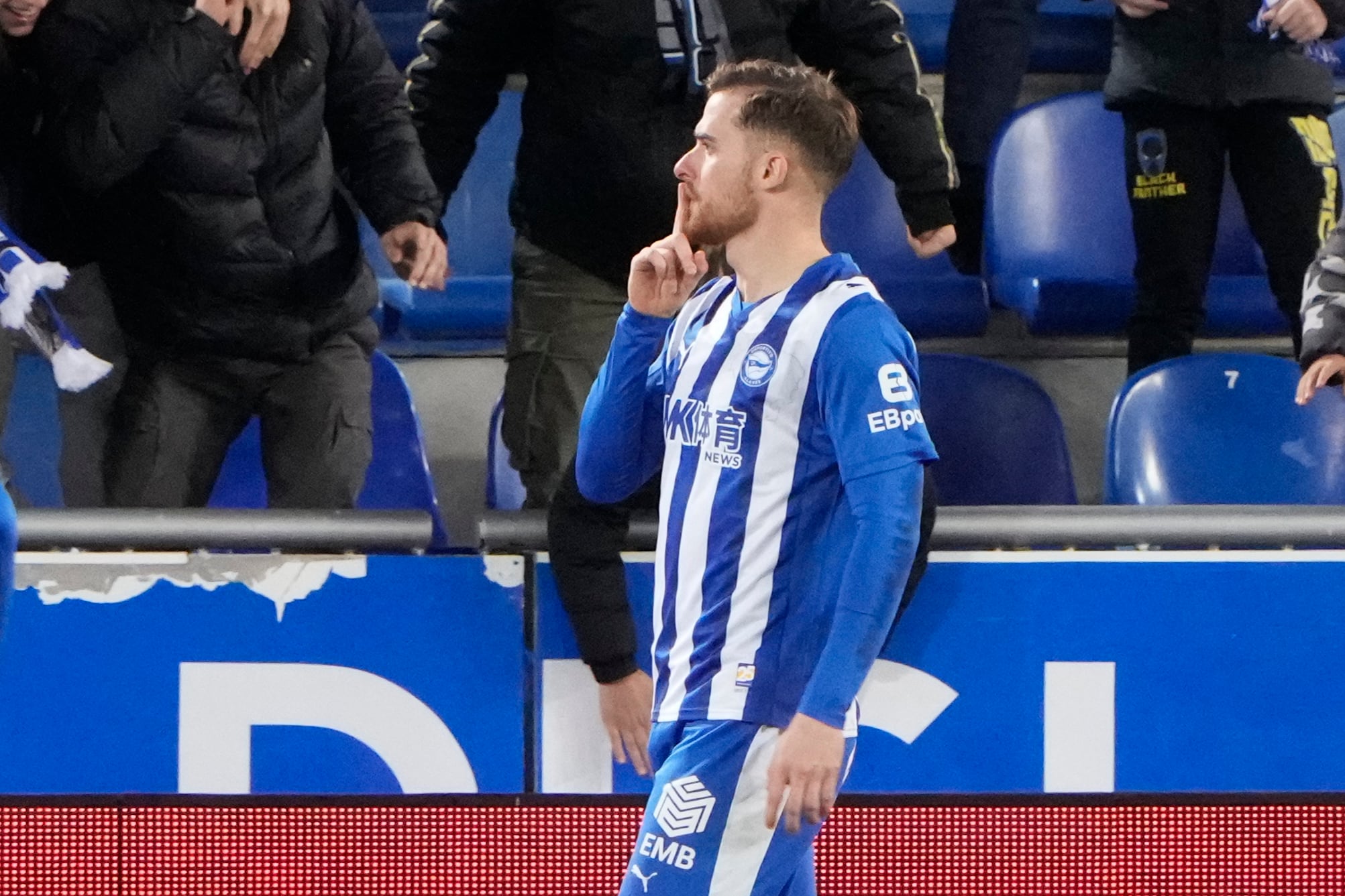 Toni Martínez mandó callar a la grada.