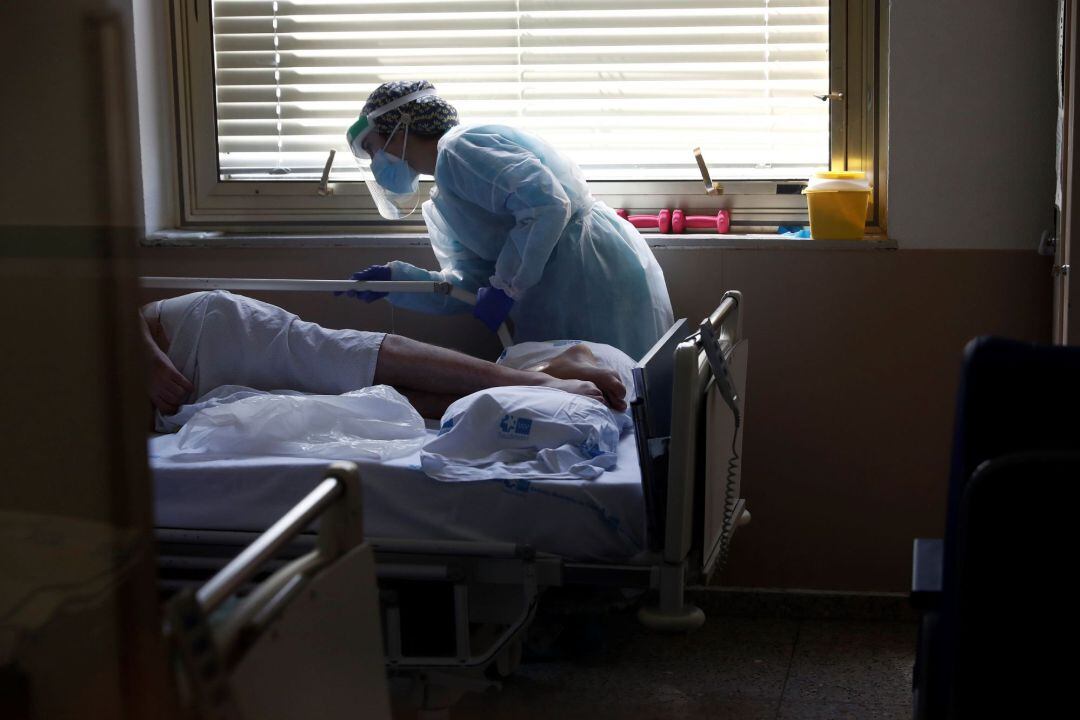 Una sanitaria asiste a una persona en una de las tres unidades de hospitalización con pacientes con Covid 