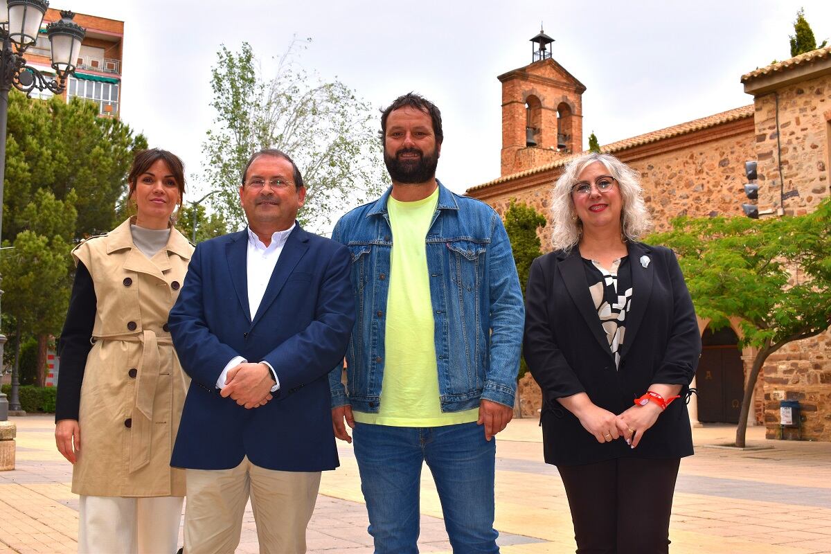 Autoridades ante la ermita de la Virgen de Gracia de Puertollano