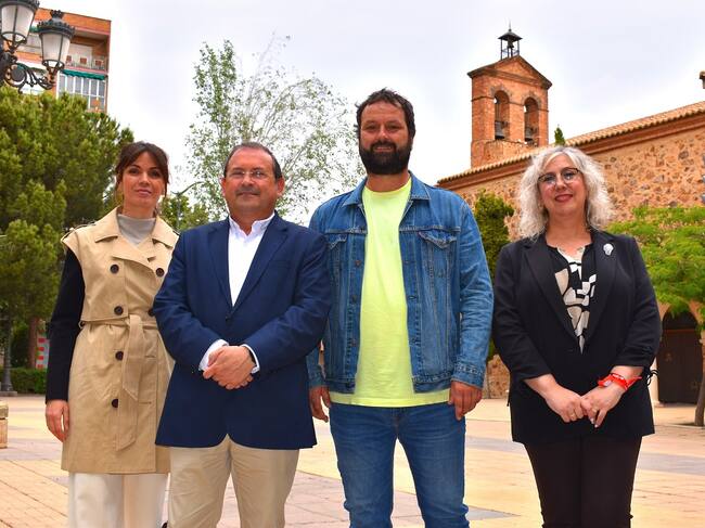 Autoridades ante la ermita de la Virgen de Gracia de Puertollano