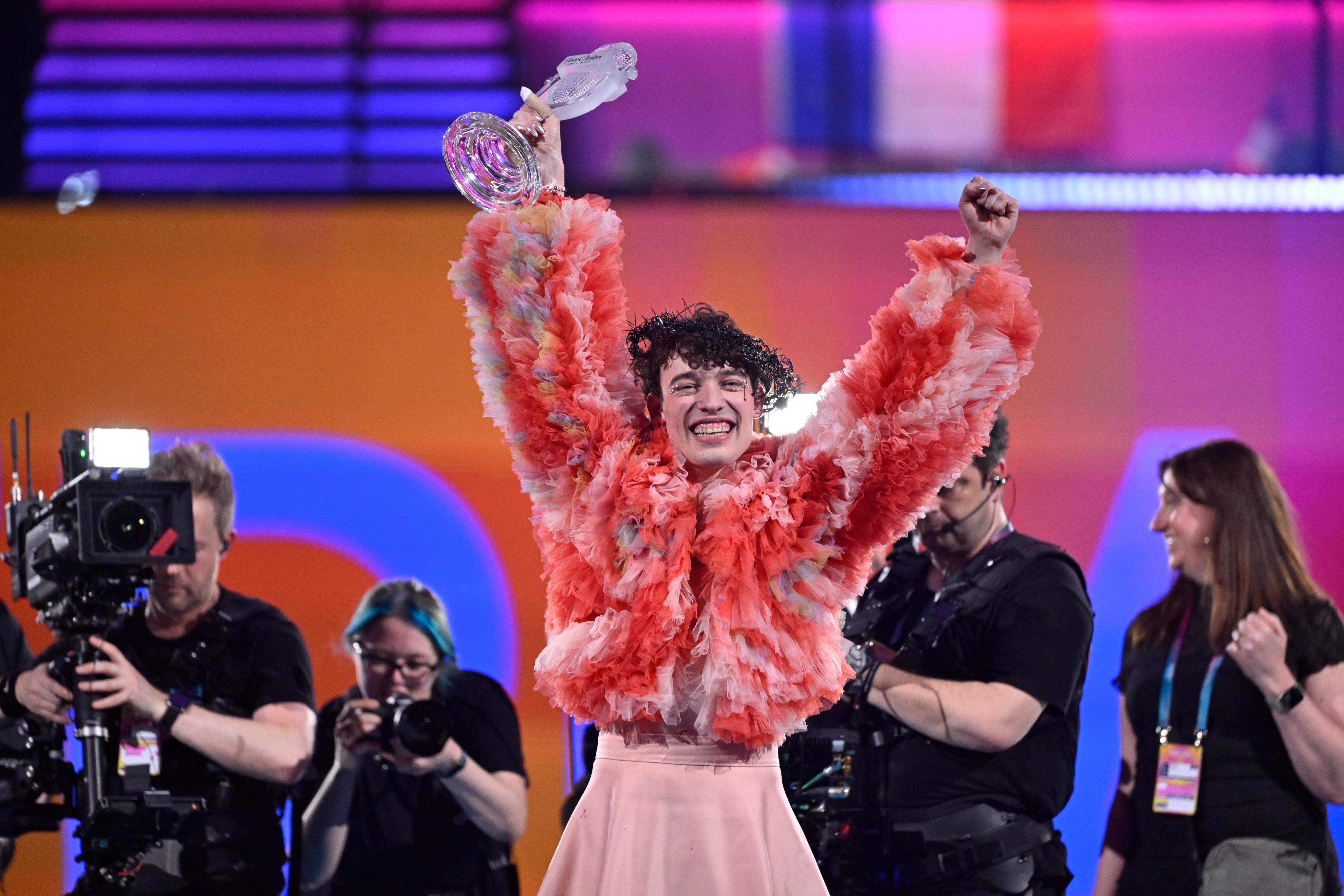 Nemo triunfa en el Festival de Eurovisión y gana el Micrófono de Cristal para Suiza gracias a su canción &#039;The Code&#039;.