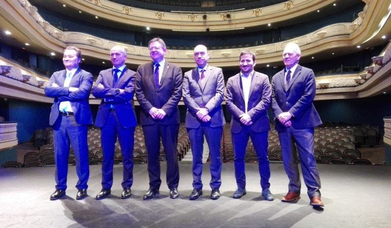 Ximo Puig y Gabriel Echávarri (en el centro), con el resto de protagonistas del protocolo por el que la Generalitat entra como copropietaria del Teatro Principal de Alicante.