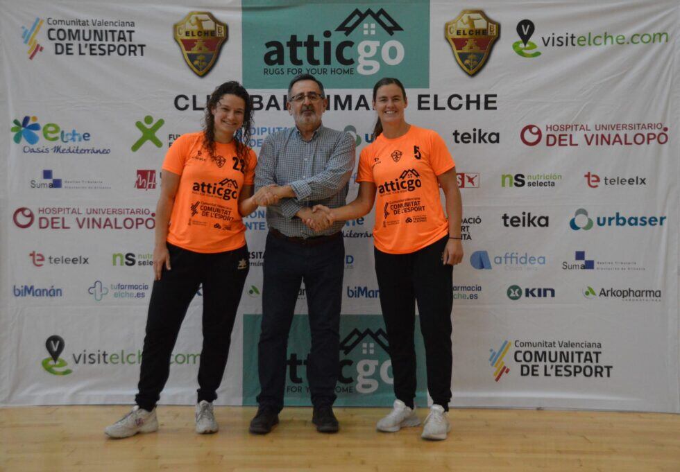 El presidente del Elche Atticgo, Juanjo Ávila, entre Pipy y Tessa