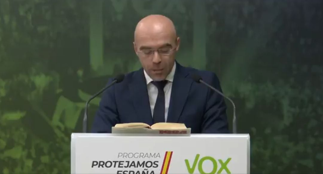 Jorge Buxadé leyendo &#039;1984&#039; de Orwell