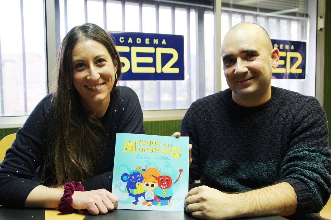 Chantal Nuñez y Jorge Aranda con su cuento &#039;Todos mis monstruos&#039; en los estudios de Radio Cuéllar