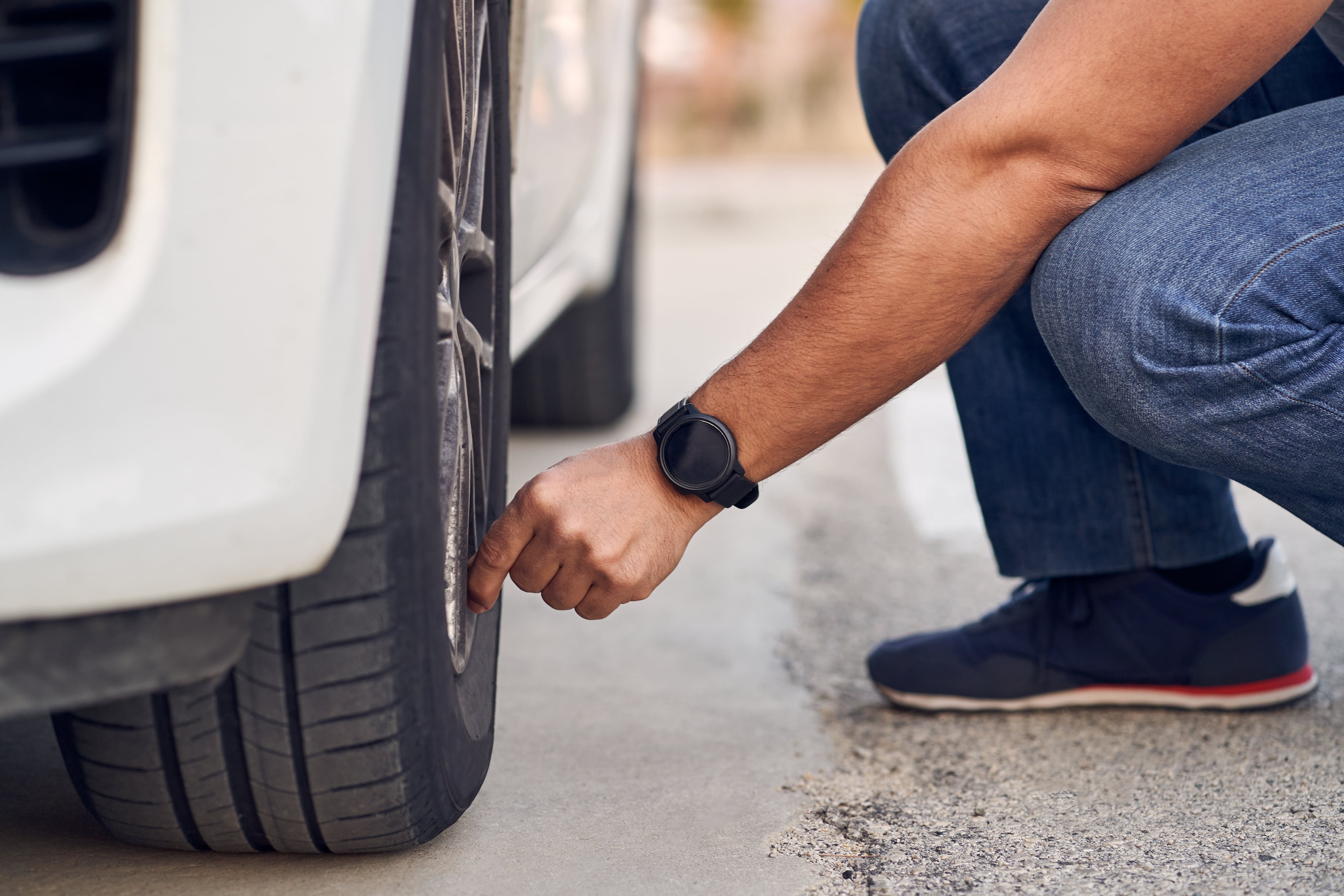 Un hombre comprueba el estado de su coche.